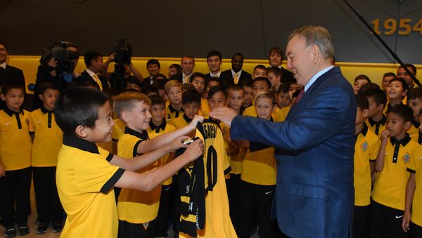 Нурсултан Назарбаев встретился с юными спортсменами, обучающимися в академии футбольного клуба Кайрат - Sputnik Казахстан