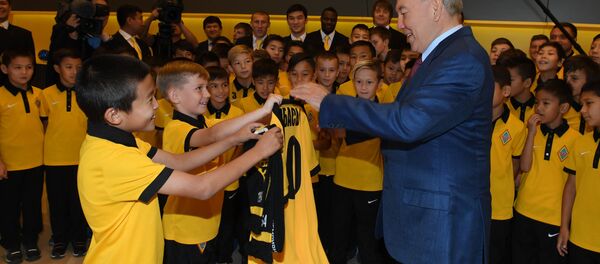 Нурсултан Назарбаев встретился с юными спортсменами, обучающимися в академии футбольного клуба Кайрат - Sputnik Казахстан