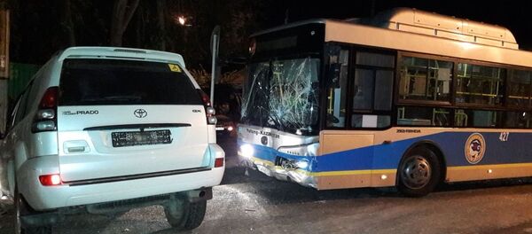 Алматыда автобус пен Toyota Land Cruiser Prado соқтығысты - Sputnik Қазақстан