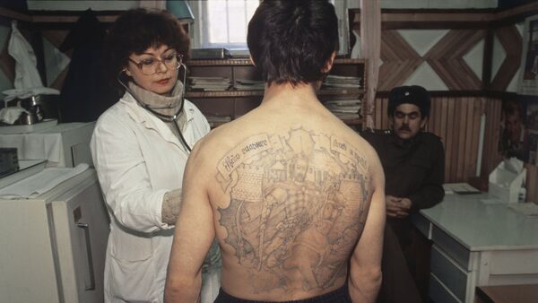 Осужденный, отбывающий срок заключения, во время медицинского осмотра, архивное фото - Sputnik Казахстан
