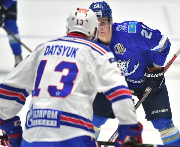 Нападающий Барыса Владислав Никулин и нападающий СКА Павел Дацюк  - Sputnik Казахстан