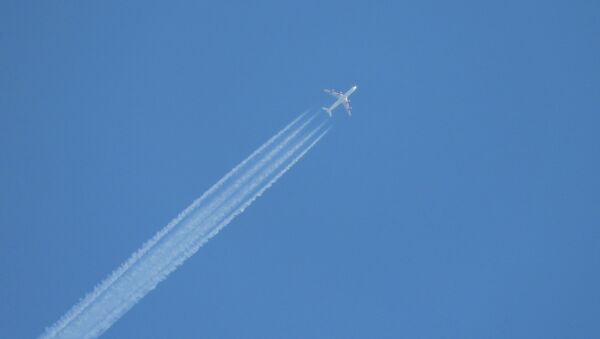 Самолет в небе над аэропортом, архивное фото - Sputnik Казахстан