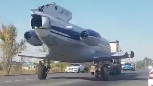 Як-40 транспортируют на буксире в Костанае - Sputnik Казахстан