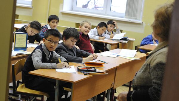 Ученики на уроке, архивное фото - Sputnik Казахстан
