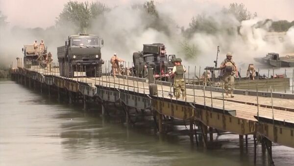 Российские военные возвели мост через Евфрат для перевозки техники - Sputnik Казахстан