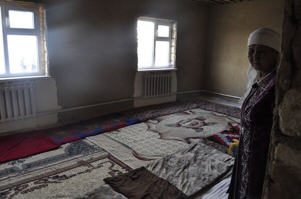 Местная жительница Лида апа показывает свой новый дом в Саздинском сельском округе  - Sputnik Казахстан