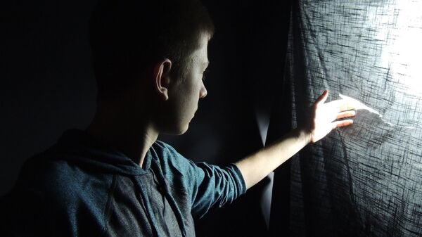 Подросток смотрит в окно - Sputnik Казахстан