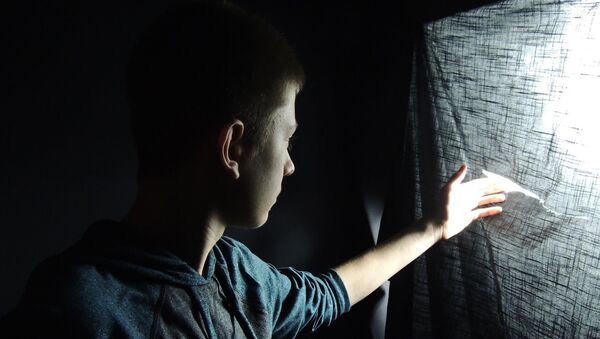 Подросток смотрит в окно - Sputnik Казахстан