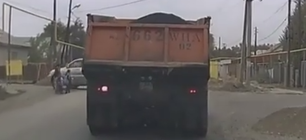 Джип әйел мен балаларға қарай құлады - Sputnik Қазақстан