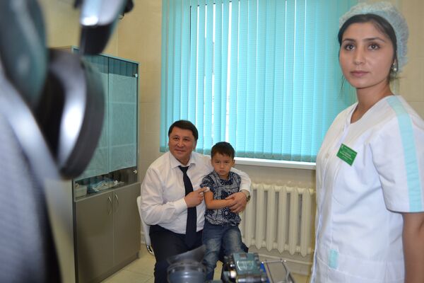 Жандарбек Бекшин вместе с внуком получают прививку от гриппа - Sputnik Казахстан