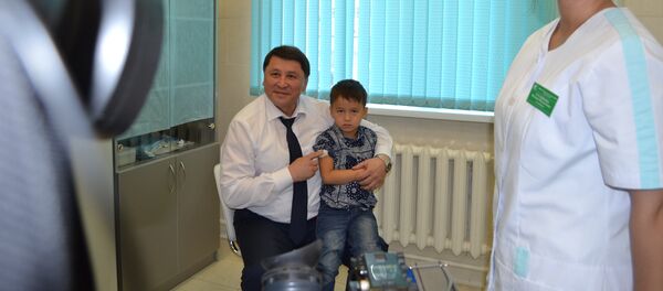Жандарбек Бекшин вместе с внуком получают прививку от гриппа Жандарбек Бекшин вместе с внуком получают прививку от гриппа - Sputnik Казахстан