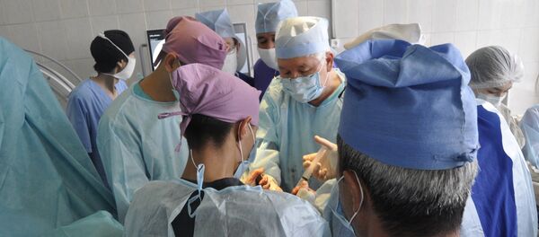 Профессор Джолдас Кульджанов во время операции - Sputnik Казахстан