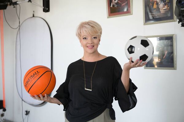 Кира Ударцева – волонтер из Алматы. Помогает пожилым людям, малообеспеченным семьям, больным детям, инвалидам. Организовывает фотосессии для онкобольных детей, иппотерапию и дельфинотерапию для детей-аутистов и многое другое Кира Ударцева – волонтер из Алматы. Помогает пожилым людям, малообеспеченным семьям, больным детям, инвалидам. Организовывает фотосессии для онкобольных детей, иппотерапию и дельфинотерапию для детей-аутистов и многое другое - Sputnik Казахстан