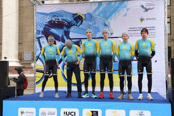 Велогонщики на старте Тур Алматы-2017 - Sputnik Казахстан