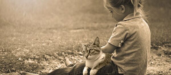 Девочка с кошкой - Sputnik Казахстан