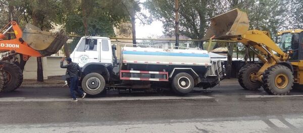 Алматыда жүк көлігінің астында жол опырылды Алматыда жүк көлігінің астында жол опырылды - Sputnik Қазақстан