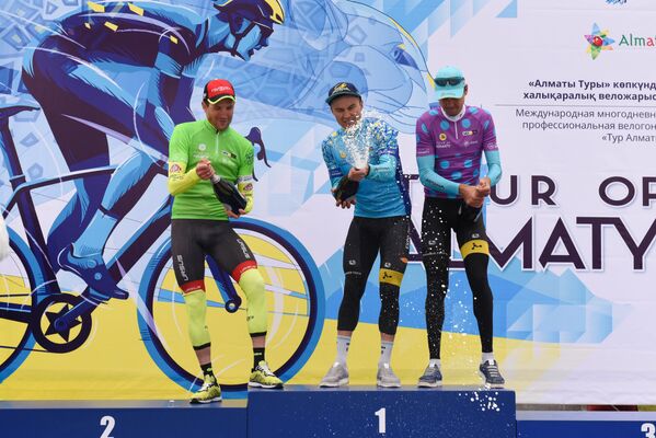 Победители первого этапа велогонки Тур Алматы-2017 - Sputnik Казахстан