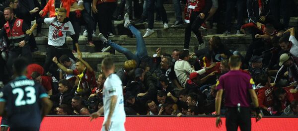Футбольные болельщики упали с трибуны во время матча между Амьеном и Лиллем Футбольные болельщики упали с трибуны во время матча между Амьеном и Лиллем - Sputnik Казахстан