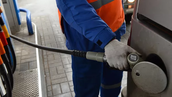 Акцизы на бензин и дизельное топливо повысили с 1 апреля - Sputnik Казахстан