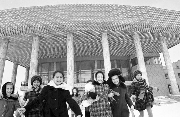 Дети у здания городского Дворца пионеров в городе Павлодаре - Sputnik Казахстан
