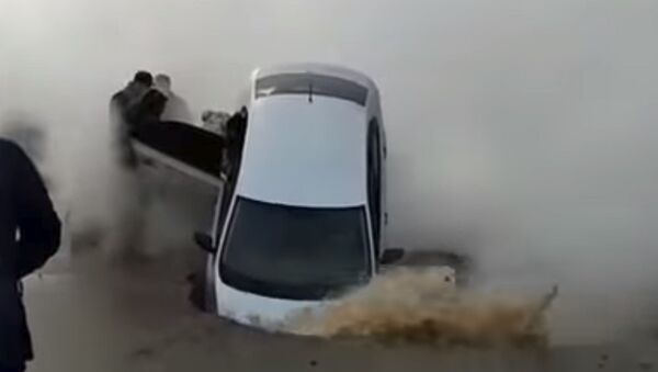 Автомобиль провалился в яму с водой - Sputnik Казахстан