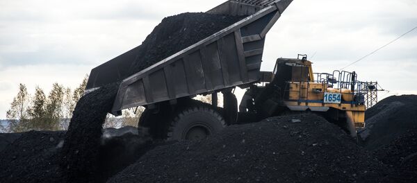 Архивное фото самосвала с углем Архивное фото самосвала с углем - Sputnik Казахстан