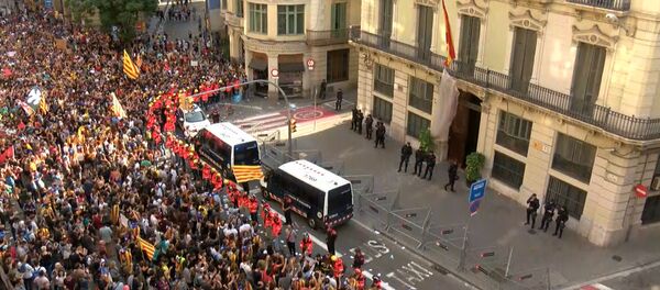 Пожарные выстроились в живую стену между полицией и протестующими в Барселоне - Sputnik Казахстан