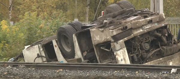 Покореженный автобус и разбросанные вещи: кадры с места ДТП в России - Sputnik Казахстан