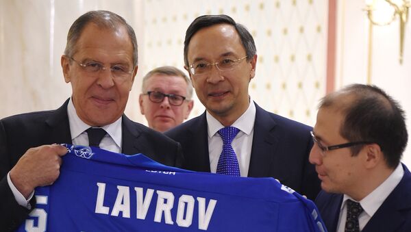 Министр иностранных дел Российской Федерации Сергей Лавров получил в Казахстане именной свитер хоккейного клуба Барыс из Астаны - Sputnik Казахстан