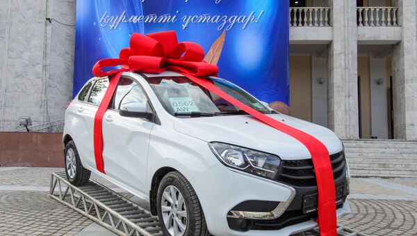 Школьному учителю подарили автомобиль в Алматинской области - Sputnik Казахстан