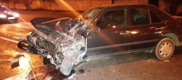 Mercedes и Toyota HiAce столкнулись в Алматы Mercedes и Toyota HiAce столкнулись в Алматы - Sputnik Казахстан