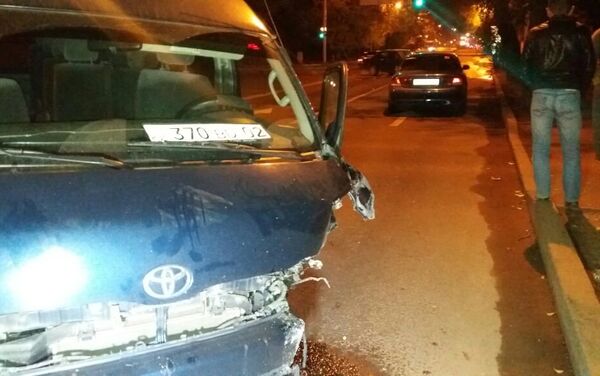 Mercedes и Toyota HiAce  столкнулись в Алматы - Sputnik Казахстан