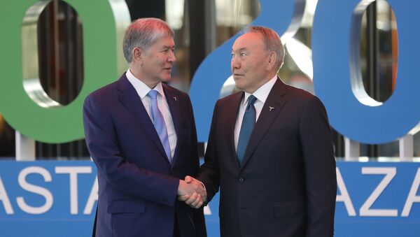 Алмазбек Атамбаев (слева) и Нурсултан Назарбаев - Sputnik Казахстан