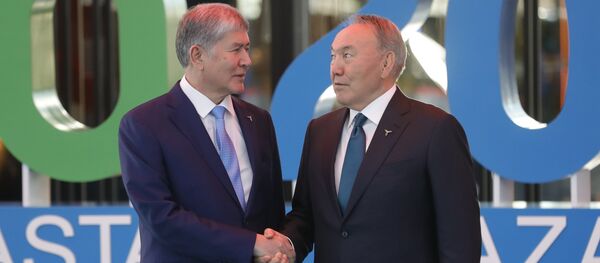 Алмазбек Атамбаев (слева) и Нурсултан Назарбаев Алмазбек Атамбаев (слева) и Нурсултан Назарбаев - Sputnik Казахстан