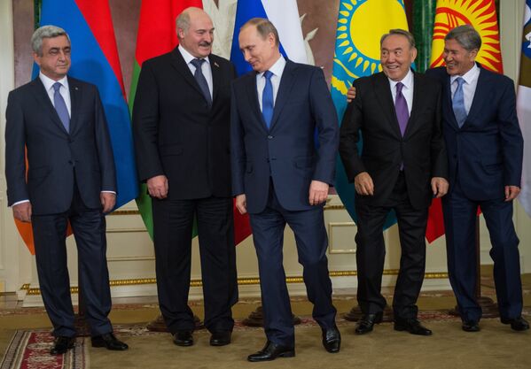 Президент РФ В. Путин принимает участие в саммитах ОДКБ и ВЕЭС в Москве - Sputnik Казахстан