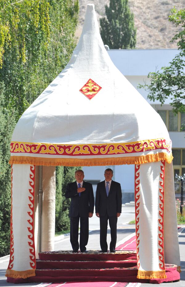 Президент Кыргызстана Алмазбек Атамбаев и его казахстанский коллега Нурсултан Назарбаев (слева) принимают участие в официальной церемонии приветствия Назарбаева в столице Кыргызстана Бишкеке - Sputnik Казахстан