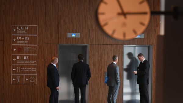 Офисные сотрудники стоят у лифта, архивное фото - Sputnik Казахстан