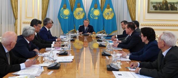 Нурсултан Назарбаев встретился с членами рабочей группы по реализации проекта по переходу государственного языка на латиницу - Sputnik Казахстан