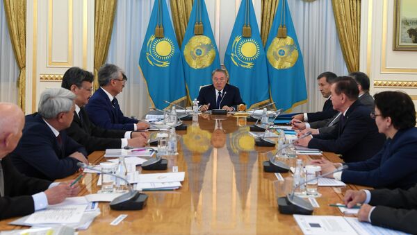 Нурсултан Назарбаев встретился с членами рабочей группы по реализации проекта по переходу государственного языка на латиницу - Sputnik Казахстан