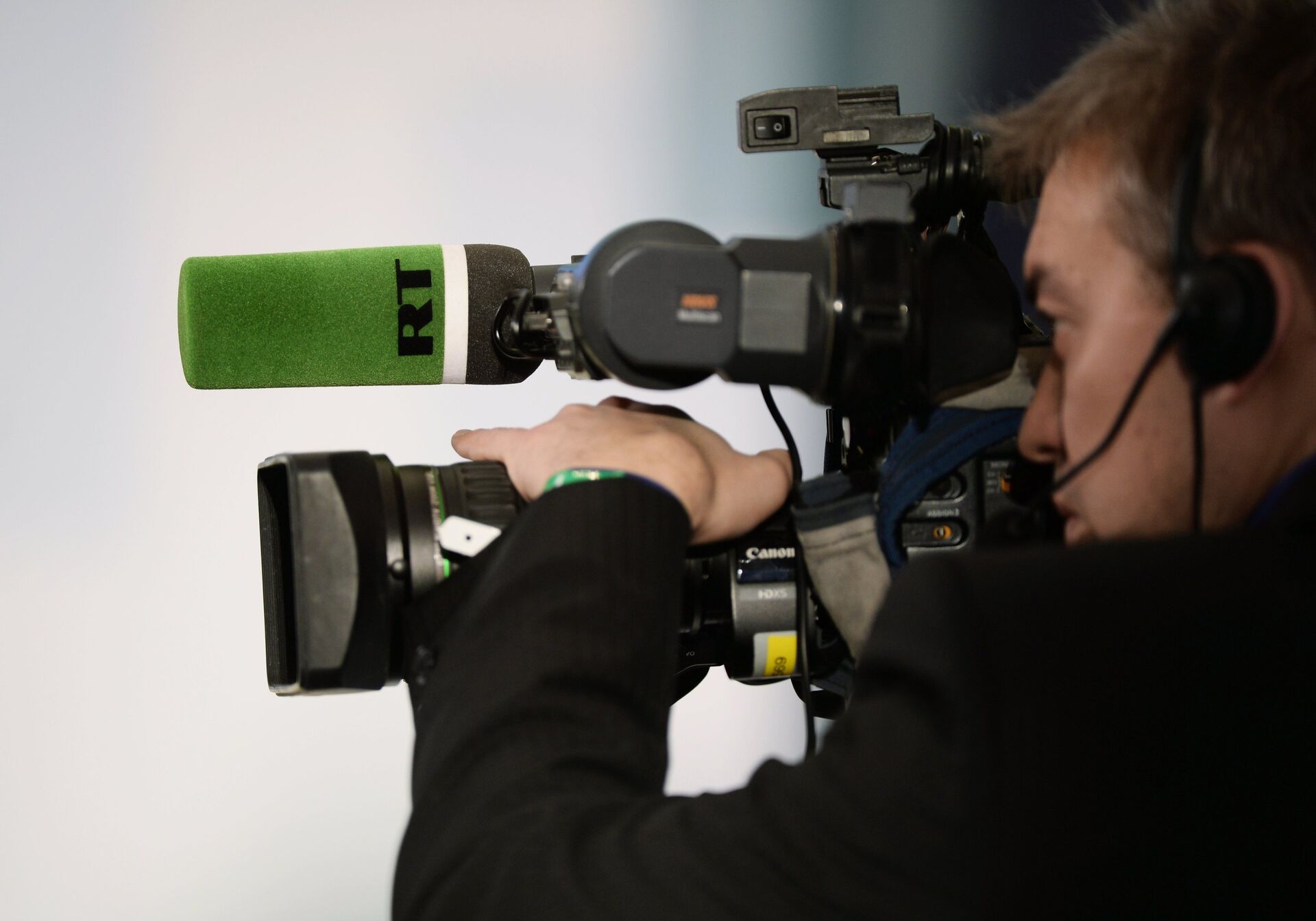 Оператор на съемке конференции RT, архивное фото - Sputnik Казахстан, 1920, 17.10.2025