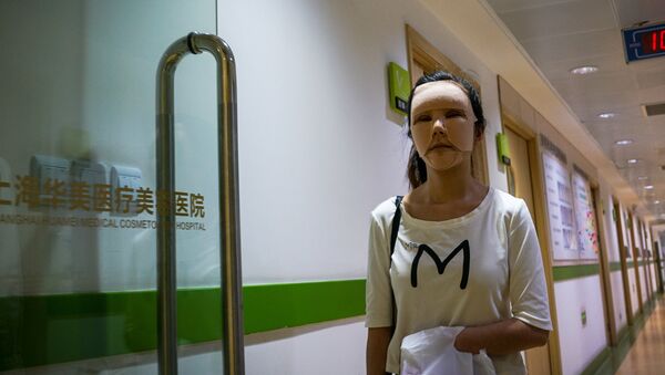 Девушка выходит из клиники пластической хирургии, архивное фото - Sputnik Казахстан