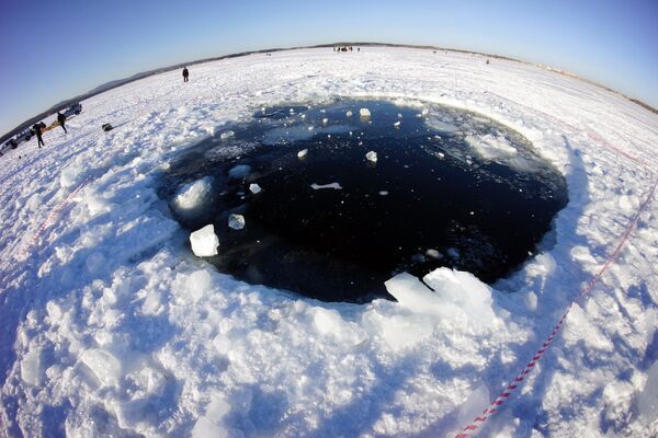 Полынья на озере Чебаркуль в Челябинской области, где предположительно могли упасть осколки метеорита - Sputnik Казахстан