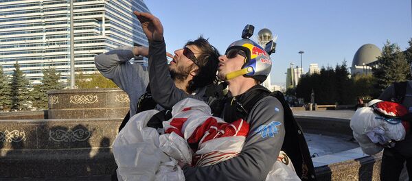 Спортсмены-экстремалы спрыгнули с парашютом со здания в Астане - Sputnik Казахстан