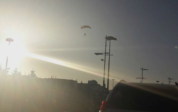 Спортсмены-экстремалы спрыгнули с парашютом со здания в Астане - Sputnik Казахстан