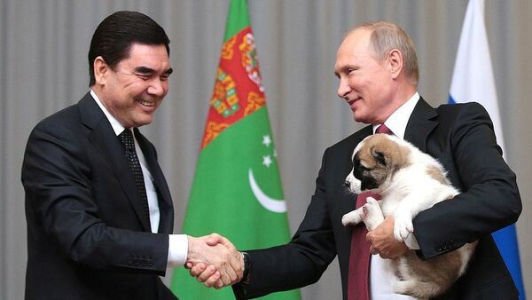 Гурбангулы Бердымухамедов подарил щенка алабая Владимиру Путину - Sputnik Казахстан
