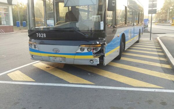 Автобус столкнулся с легковым автомобилем - Sputnik Казахстан