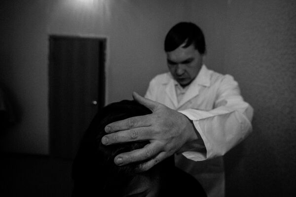 Незрячий массажист Ринат Низаметдинов во время сеанса массажа - Sputnik Казахстан