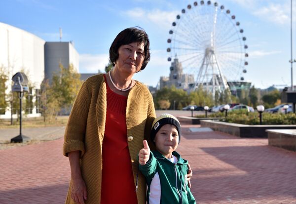 Нурсултан Жаксыкелдиев вместе с бабушкой в Астане Нурсултан Жаксыкелдиев вместе с бабушкой в Астане - Sputnik Казахстан