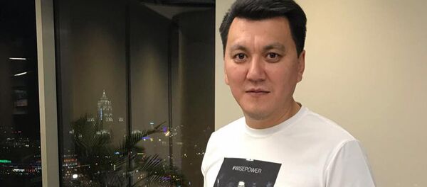 Ерлан Карин в футболке с изображением президента РК - Sputnik Казахстан