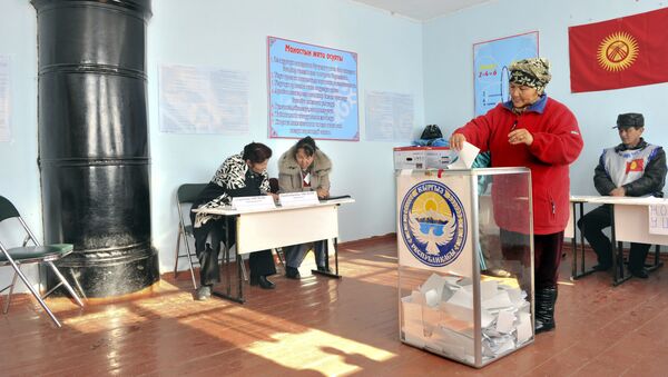 Женщина бросает свой бюллетень в урну на избирательном участке, архивное фото - Sputnik Казахстан